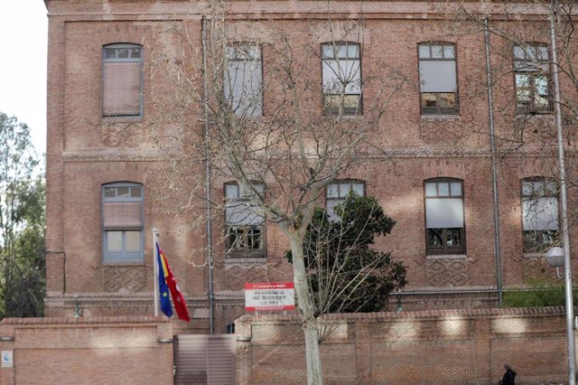 Fachada y entrada de la residencia de ancianos de Madrid donde se han confirmado contagios de coronavirus en residentes y personal sanitario, en Madrid (España), a 5 de marzo de 2020.