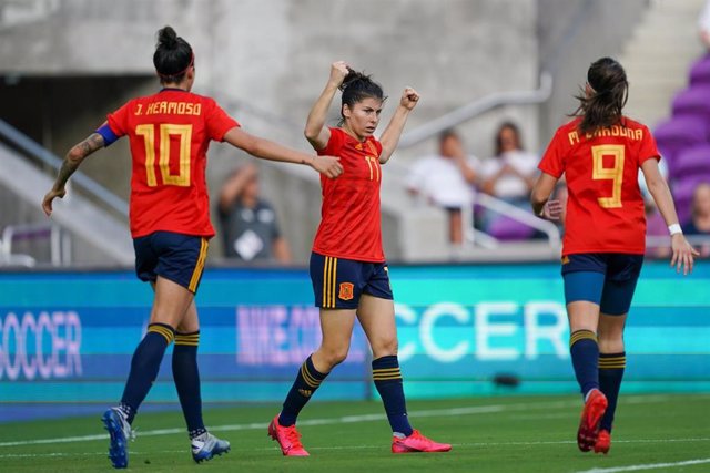 Lucía García celebra un gol con la selección española de fútbol