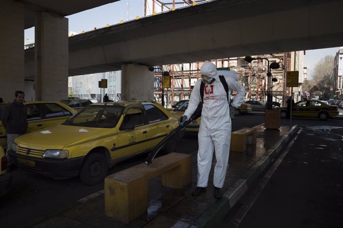 05 March 2020, Iran, Teheran: Iranian firefighters and municipality workers disinfect a street amid the outbreak of Covid-19 (coronavirus). Photo: Rouzbeh Fouladi/ZUMA Wire/dpa