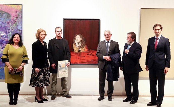 La reina Sofía presidide la entrega del 55 Premio Reina Sofia de Pintura y Escultura, que ha recaído en  Manuel Díaz Meré por el retrato Lucía componiendo.