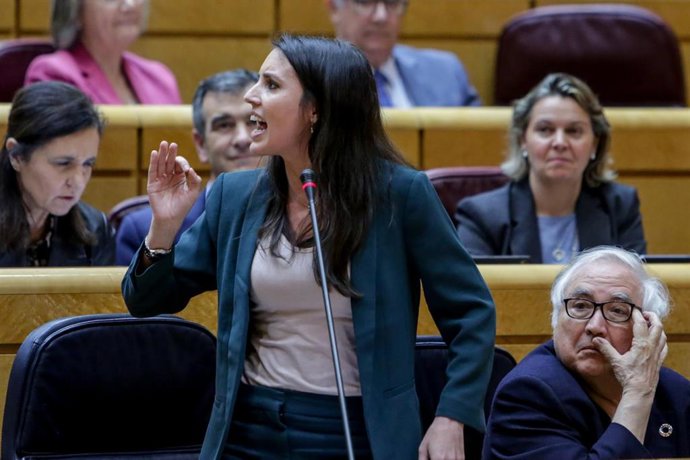 La ministra de Igualdad, Irene Montero, responde a la pregunta sobre las políticas de igualdad del Ejecutivo, realizada por la senadora del Grupo Parlamentario Ciudadanos Lorena Roldán, durante la sesión de control al Gobierno en el Senado