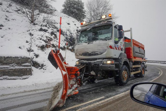 Las primeras nevadas importantes caídas en la región han obligado a cerrar al tráfico el puerto de San Isidro, el Connio, el puerto de Tarna y el de Ventana, según informa la página web del 112 Asturias