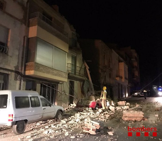 Imatge de la casa que s'ha esfondrat a Bellpuig i un bomber treballant al lloc dels fets, el 6 de mar del 2020. (Horitzontal)