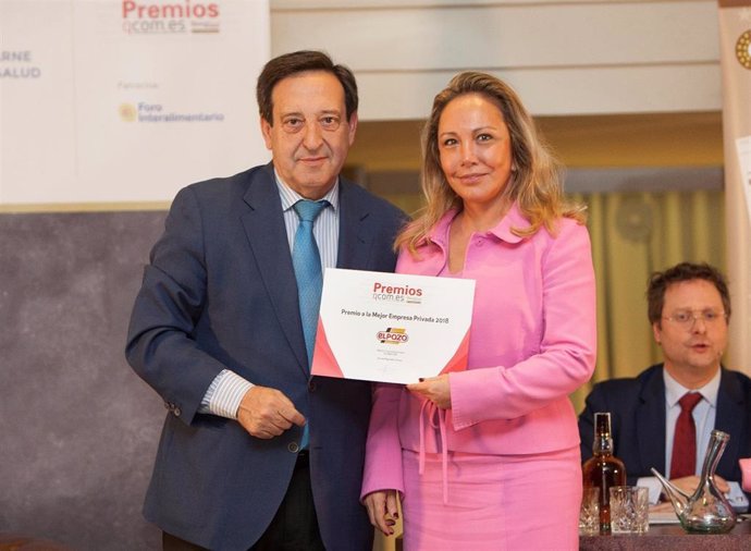 Mar Fuertes recoge el galardón a la Mejor Empresa Privada de la mano del presidente de ASAJA, Pedro Barato