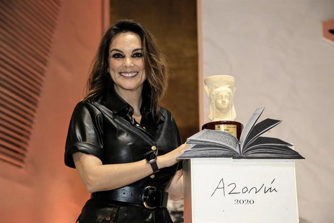 La periodista Mónica Carrillo posa con su galardón tras ganar el Premio Azorín 2020 por su novela 'La vida desnuda'  la Gala de entrega de premios Azorín, en Alicante/Valencia (España) a 5 de marzo de 2020.