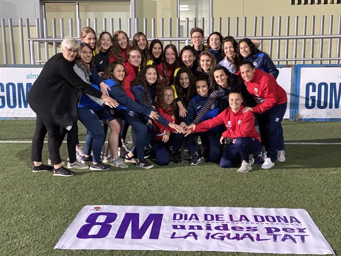 Jugadoras y profesionales del fútbol femenino en Baleares se unen por el Día de la Mujer.