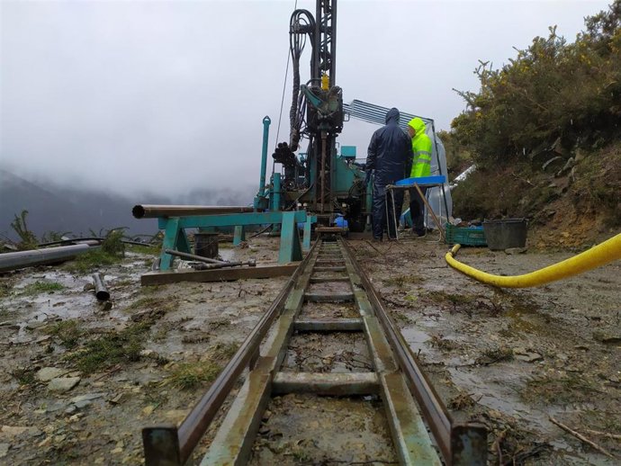 El equipo de sondistas de Obras Públicas durante la perforación realizada en el terreno donde se construirá el futuro túnel de Almandoz