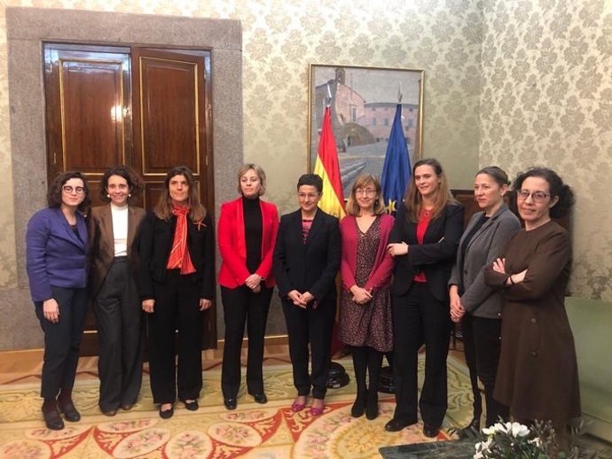 La ministra de Asuntos Exteriores, UE y Cooperación, Arancha González Laya (centro), con la Asociación de Mujeres Diplomáticas Españolas (AMDE). A la derecha, la embajadora en misión especial para Políticas de Igualdad de Género, Clara Girbau.