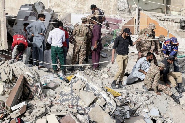 Aumentan a 18 los muertos por el derrumbe en cadena de varios edificios en el sur de Pakistán