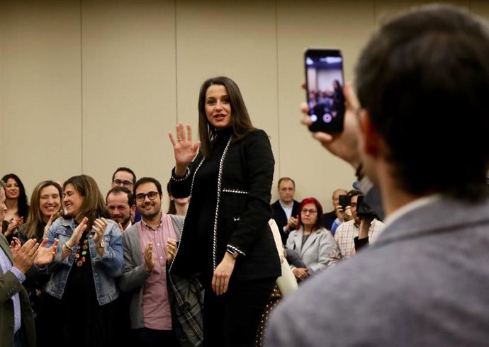La portavoz de Ciudadanos en el Congreso, Inés Arrimadas, posa para una foto durante un encuentro con afiliados del partido, en el Hotel Vincci Zaragoza Zentro, en Zaragoza/Aragón (España) a 5 de marzo de 2020.