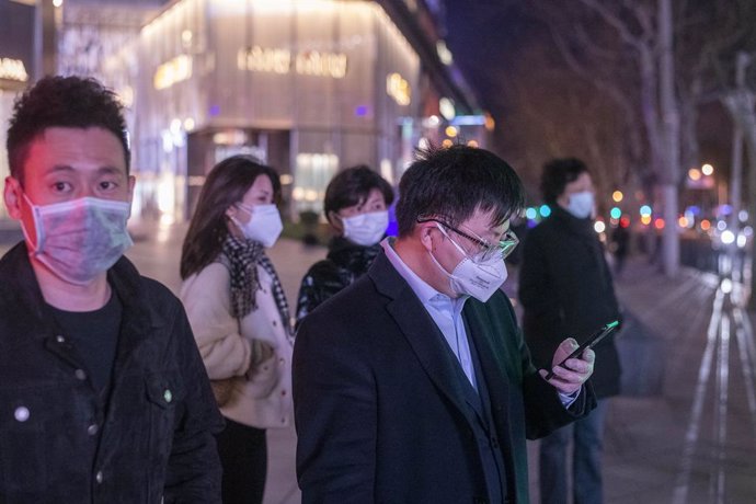 Ciutadans amb xinesos amb mascaretes pel brot del nou coronavirus (arxiu).