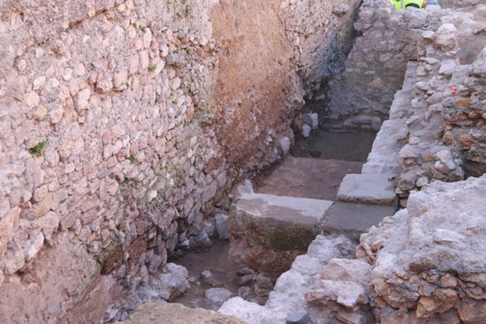 Pla obert de les dues naus del magatzem rom, separades per un carreu transversal, descobertes durant les excavacions al teatre rom de Tarragona. Foto del 6 de mar de 2020 (Horitzontal).