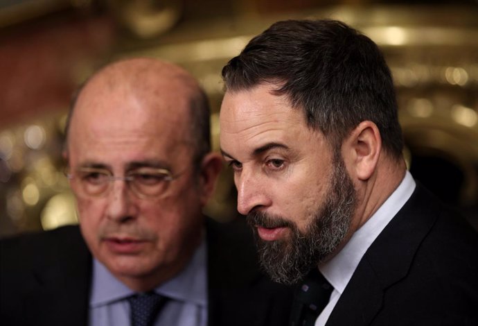 Vox ve insólito que Iglesias sea "ministro de la Monarquía" y quiera a la vez in