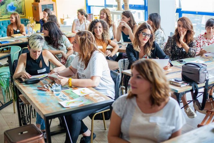 El colectivo, que se reúne cada mes en la capital hispalense a fin de crear sinergias, darse apoyo y buscar nuevas oportunidades, pretende aportar una alternativa a la visión tradicional de los negocios.