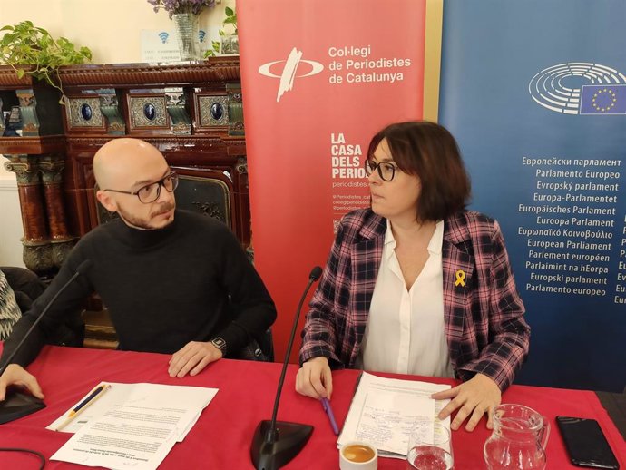 El cap de l'Oficina del Parlament Europeu a Barcelona, Sergi Barrera, i l'eurodiputada d'ERC Diana Riba.