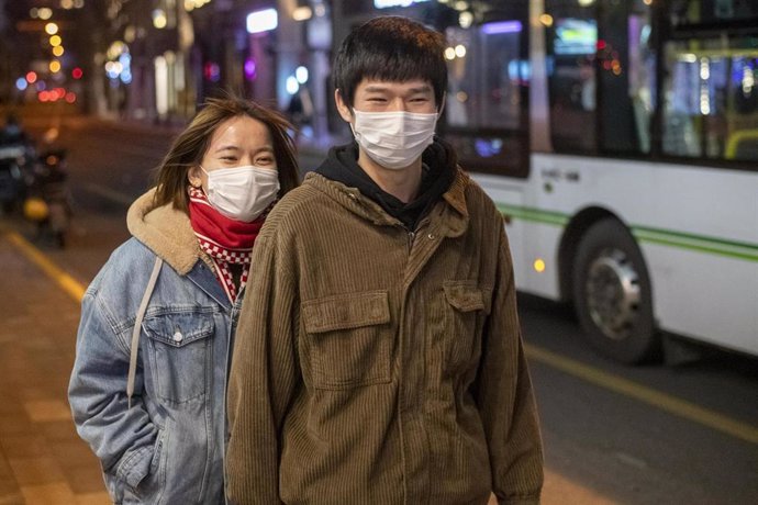 Peatones con mascarillas en Shanghái