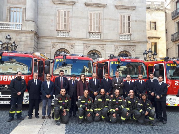 La alcaldesa de Barcelona, Ada Colau, y el teniente de alcalde de Seguridad, Albert Batlle, junto al cuerpo de bomberos de la ciudad y los seis vehículos que se incoporarán en la flota del SPEIS