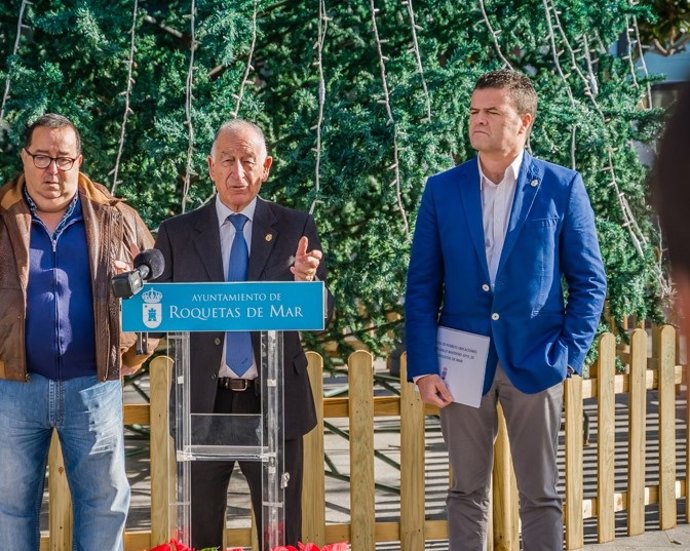 El alcalde de Roquetas de Mar, Gabriel Amat, con el edil de Vox, José Ignacio Cerrudo, a su izquierda