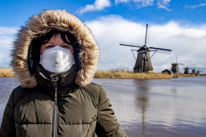 Una mujer con mascarilla en la localidad de Kinderdijk, en Países Bajos