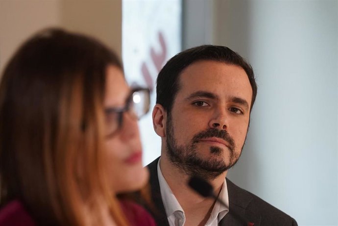 El ministro de Consumo, Alberto Garzón. durante la intervención de la candidata a lehendakari de Elkarrekin Podemos-IU, Miren Gorrotxateg, en el acto de la coalición Elkarrekin Podemos-IU en Bilbao, a 6 de marzo de 2020.