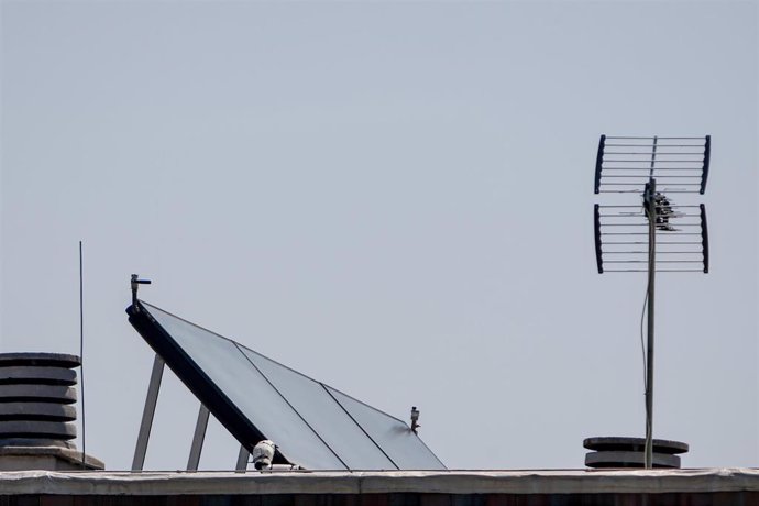 Panel solar y antena en el tejado de un edificio de Madrid.