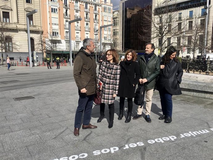 La concejala de Mujer, Igualdad y Juventud, María Antoñanzas y el alcalde, Jorge Azcón presentan la camapñaa 'Mujeres que dejan huella'