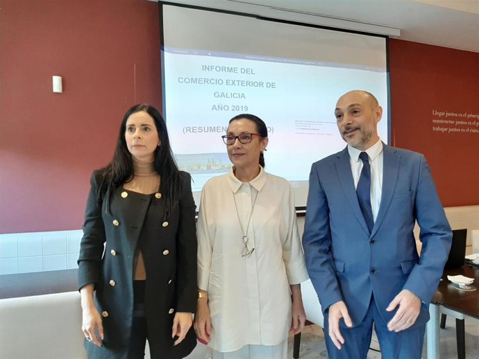 A presidenta do Círculo de Empresarios, Patricia García, a subdelegada do Goberno en Pontevedra, Maica Larriba; e ou director territorial de Comercio e do ICEX en Galicia, Sergio Prieto; antes de participar na rolda de prensa