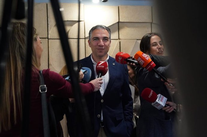 El consejero de Presidencia, Administración Pública e Interior de la Junta de Andalucía, Elías Bendodo, atiende a los medios de comunicación en Málaga (6 de marzo de 2020)