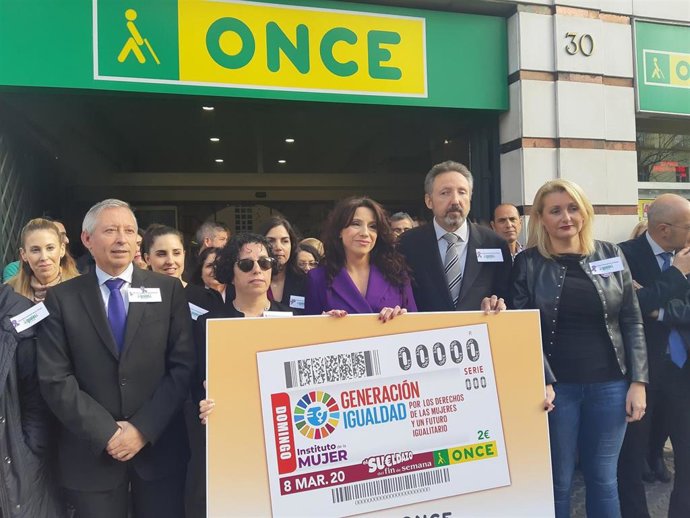 La consejera de Igualdad, Rocío Ruiz, y el delegado de la ONCE en Andalucía, Ceuta y Melilla, Cristóbal Martínez, en la presentación del Cupón dedicado al 8M, Día Internacional de la Mujer. 