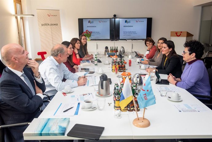 Canarias recibe de TUI la previsión de desplazar 3 millones de turistas hacia las Islas en 2020 a través de 17.000 vuelos de sus cinco aerolíneas