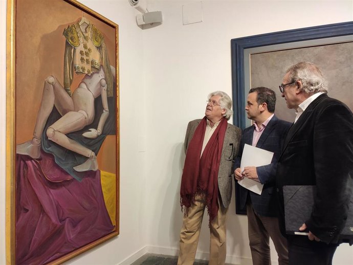 El artista y marido de Teresa Sarto, Eusebio Sánchez Blanco (primero por la izquierda), acompañado por autoridades en la inauguración de la muestra.