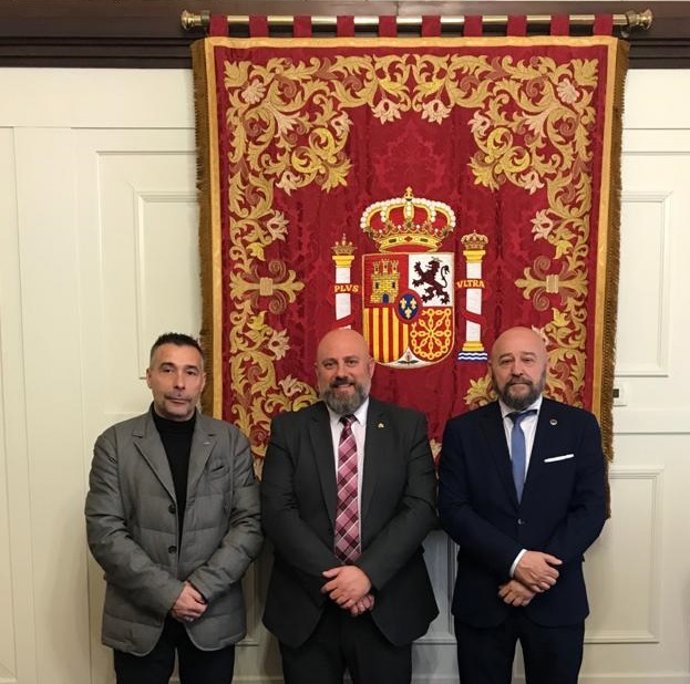 Vicente Pigueiras, delegado de AVT Navarra; José Luis Arasti, delegado del Gobierno en Navarra; y Víctor López Palma, vicepresidente de AVT