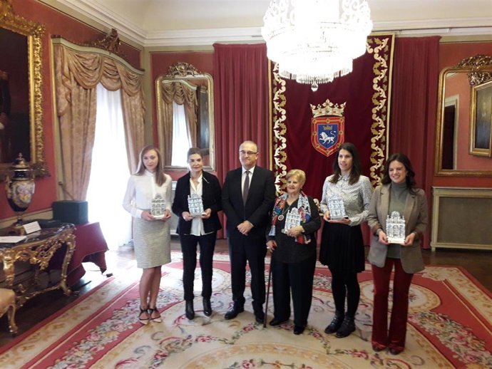 El alcalde de Pamplona, Enrique Maya, con cinco mujeres homenajeadas con motivo del 8 de marzo, Día Internacional de la Mujer.