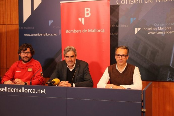 El conseller insular de Hacienda y Función Pública, Josep Lluís Colom, presenta la Memoria 2019 de los Bomberos de Mallorca acompañado del director insular de Emergencias, Xisco López, y el jefe del servicio, Pedro Ladaria.