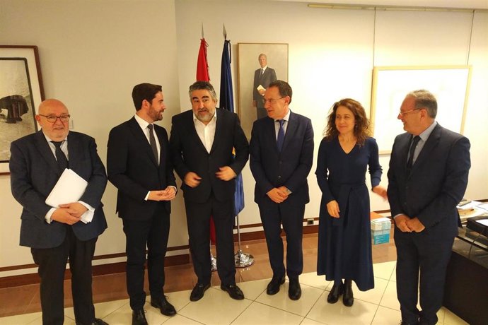 El ministro, José Manuel Rodríguez Uribes, junto al diputado del PSOE  de Zamora, Antidio Fagúndez, y el subdelegado del Gobierno, Ángel Blanco.