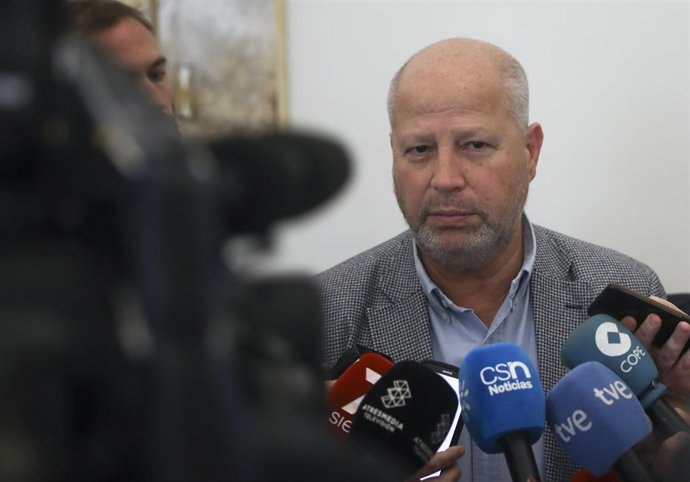 El consejero de la Junta de Andalucía Educación y Deporte, Javier Imbroda, atiende a los medios de comunicación.