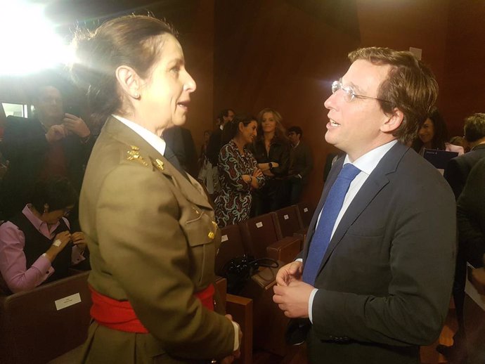 La general Patricia Ortega y el alcalde de Madrid, José Luis Martínez-Almeida.