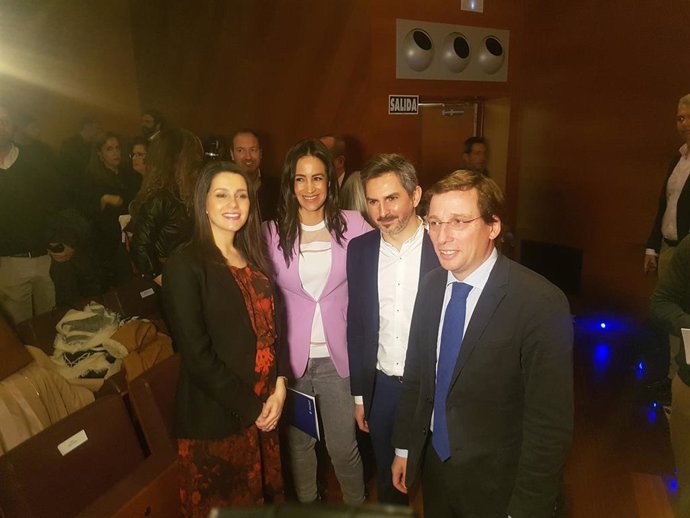 Inés Arrimadas, Begoña Villacís y José Luis Martínez-Almeida en el acto del 8M en el Ayuntamiento de Madrid.