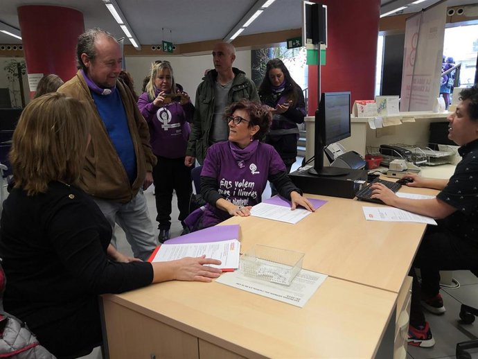 Alba García y Cristina Torres (CC.OO. De Catalunya) registran denuncias contra 15 empresas por no cumplir con sus planes de igualdad.