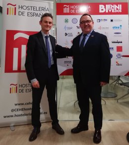 A la izquierda, el director comercial de Repagas, Sergio Isabel; a la derecha, el presidente de Hostelería de España, José Luis Yzuel.