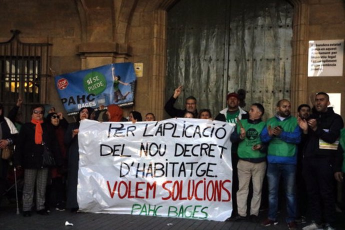 Pla mig dels membres de la PAHC Bages a les portes de l'Ajuntament de Manresa. Imatge del 6 de mar del 2020. (Horitzontal)