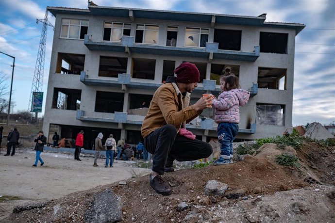 06 March 2020, Turkey, Edirne: Refugees take shelter in an abandomend building near the Turkish-Greek border. Photo: Yasin Akgul/dpa
