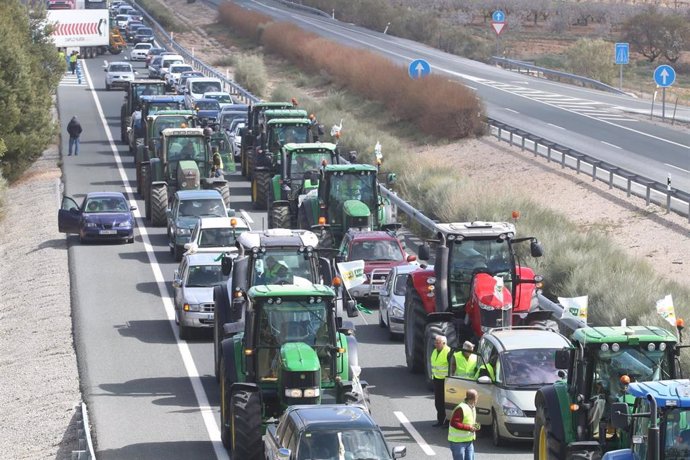 La 'tractorada' de agricultores de Almería y Granada bloquea la A-92N