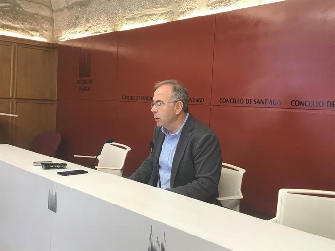 El alcalde de Santiago, Xosé Sánchez Bugallo, ofrece una rueda de prensa