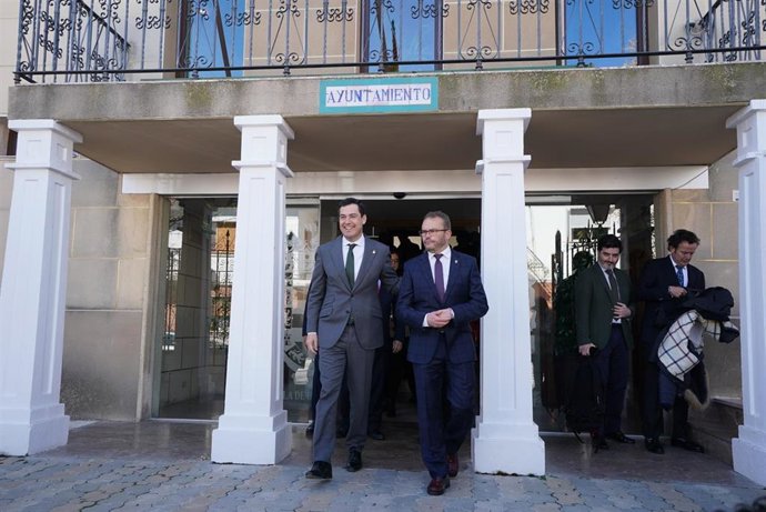 El presidente de la Junta, Juanma Moreno, y el alcalde de Puebla de Don Fadrique, Mariano Molina