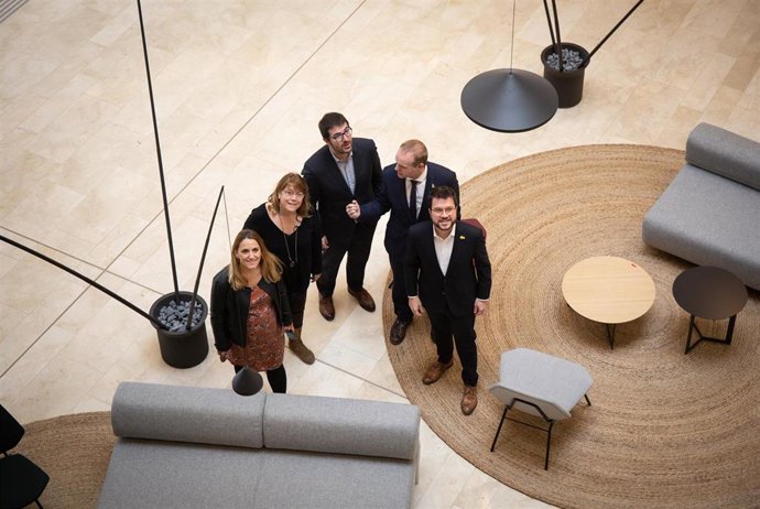 El vicepresidente de la Generalitat, Pere Aragons (1d) y el secretario general de Economía, Albert Castellanos (2d) posan durante su visita a las nuevas instalaciones del Distrito Administrativo en Barcelona (España), a 6 de marzo de 2020.