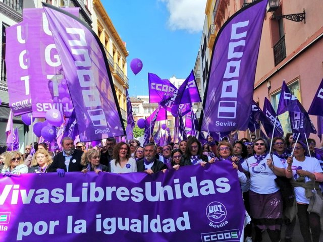 Las secretarias generales de UGT-A, Carmen Castilla, y de CCOO-A, Nuria López, este viernes durante la marcha convocada en Sevilla por ambos sindicatos con motivo del 8M.