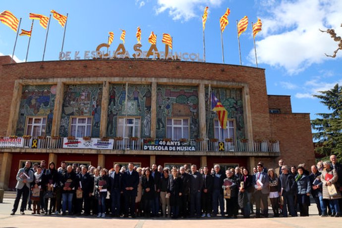 Gran pla general dels assistents a l'assemblea general de l'AMI en una fotografia de família al davant del Casal de l'Espluga de Francolí el 6 de mar del 2020. (Horitzontal)