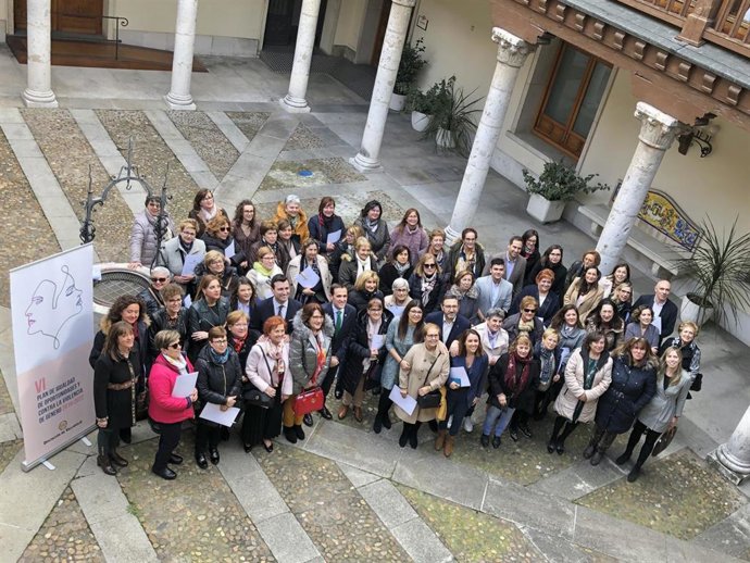 Foto de familia de la jornada celebrada en el Palacio de Pimentel.