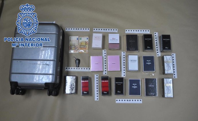 Perfumes sustraidos incautados durante el arresto de dos personas